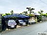 駐車場：大切なお車を雨風から守るカーポート付！並列に2台お車を駐車する事ができますので、帰宅時間がちがうご夫婦もお車の出し入れがスムーズに行えます。