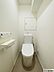 トイレ：白を基調としたトイレで清潔感あり