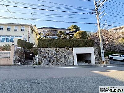 外観:階段を上がった先に玄関があり、落ち着いた雰囲気の一軒家です。敷地内には駐車スペースもあり、車をお持ちの方にも便利で使いやすい住まいです。 外観:階段を上がった先に玄関があり、落ち着いた雰囲気の一軒家です。敷地内には駐車スペースもあり、車をお持ちの方にも便利で使いやすい住まいです。