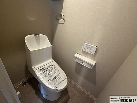 新品で気持ち良くご使用いただけるトイレは便利な温水洗浄便座付き◎朝の忙しい時間帯にもゆとりがもてます♪