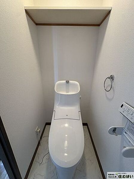 便利なウォシュレット付き◎ゆったりとしたサイズ感とお洒落なアクセントクロスでまるでお店の個室です♪消耗品や掃除用具も備え付きの収納棚にスマートに保管できます!