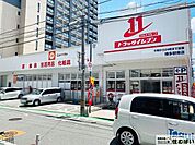 ドラッグイレブン博多駅南店 徒歩5分。食品や消耗品だけでなく医薬品なども安価で購入できるので、近辺だと安心です♪ 390m
