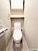 トイレ：温水洗浄機能付きのトイレで、毎日の暮らしを快適にサポート。清潔感のある空間で、使い心地にも配慮されたうれしい設備です。