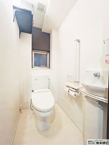 トイレ手洗い場付きのトイレになります。上部には棚も付いており収納にも便利です。