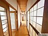 室内：レトロな味わいが魅力の建具や、木目が美しい床と天井が温もりを醸し出す廊下です。