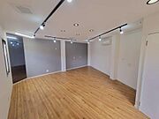 現況写真　白色系照明　フロア奥面にはミラーとアクセントクロスでオシャレな空間になりました。