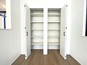 【機能性の高いリビング収納完備！】■可動棚仕様で機能性高く便利にお使いいただけるリビング収納も完備！■クローゼットタイプになっており、急な来客時でも安心です！