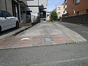 道路側から駐車場を撮影。幅は2.7Ｍです
