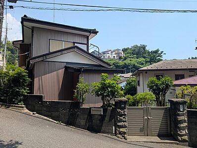 外観:傾斜地ですが、門を撤去すれば、小型自動車の駐車も可能になります。 外観:傾斜地ですが、門を撤去すれば、小型自動車の駐車も可能になります。
