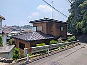 北側の公道から見た現地です。
