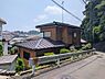 外観：北側の公道から見た現地です。