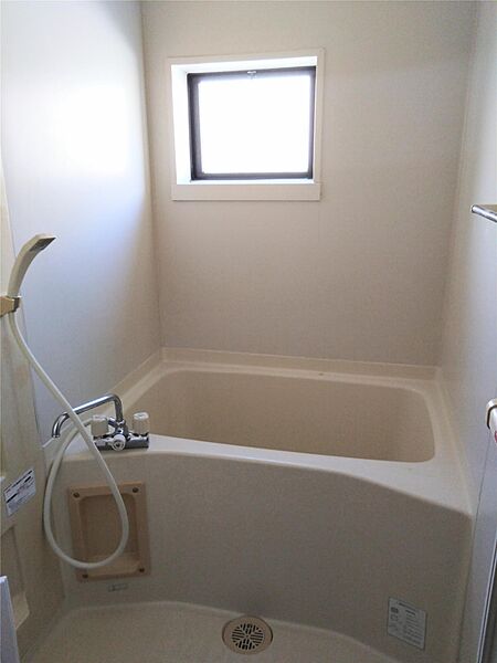 画像3:窓のある浴室