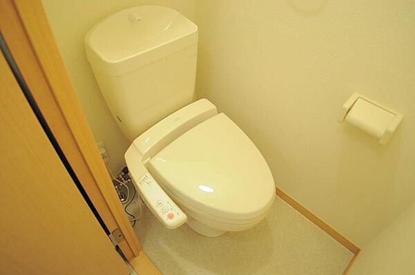 画像7:快適な温水洗浄便座付きトイレになります。