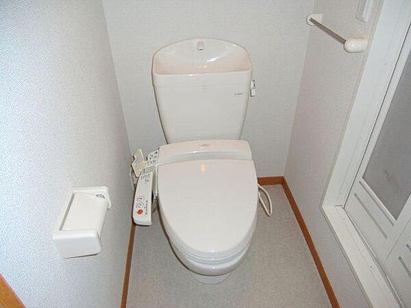 画像6:快適な温水洗浄便座付きトイレになります。