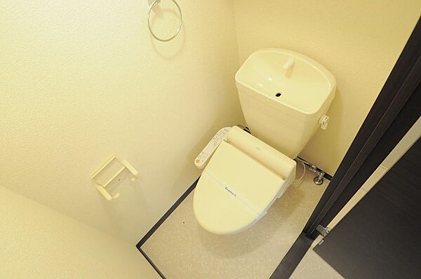 画像6:快適な温水洗浄便座付きトイレになります。