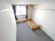 2階寝室（家具あり）：階段上がって右手側のお部屋
