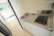 IH(手前）、ラジエントヒーター(奥）の2口コンロ