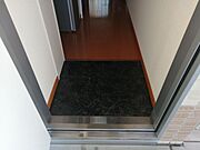 左側にシューズボックスがあります。
