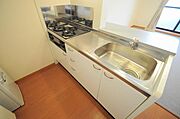 3口ガスコンロ付きでお料理も楽チン。