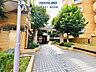 エントランス：明るく開放感のあるエントランス。