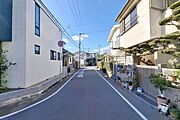 物件の北側前面道路（東側から）［2025年1月18日撮影］