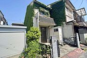 〜物件の外観（北西側から）〜・JR福知山線「伊丹駅」徒歩18分！・阪急伊丹線「伊丹駅」徒歩15分！・第1種低層住居専用地域！・現在は空き家！