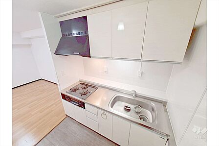 〜キッチン〜三口コンロでお料理がお好きな方も喜ばれます。上下に収納があり、調理器具の出し入れがスムーズです。