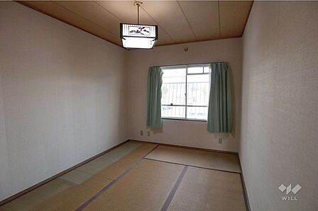 〜北西側和室6帖〜客間に使ったり、お子様のちょっとした遊びスペースとしてもお使いいただけます。押入もございますので、収納も安心です!寝室としても、子供部屋としても十分なお部屋になっております!