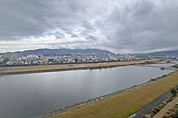 武庫川を望む立地