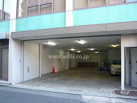 〜駐車場出入り口〜二階部分が屋根代わりになっており、雨の日でもお車が濡れにくくなっております。敷地内駐車場ですので、いたずらにもあいにくいです。