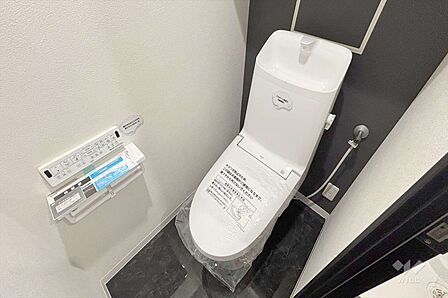 ～トイレ～2025年6月にトイレ新調済みですので、気持ちよくお使いいただけます。売るオート便座、温水洗浄便座つきで快適にお使いいただけます。［2025年10月20日撮影］