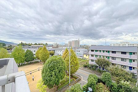 ～バルコニーからの眺め（南東方向）～前面には高い建物がなく、南向きですので、陽当り・通風良好です！お洗濯物もよく乾きそうです！時には外に出て外気に触れ、気分をリフレッシュもよさそうです！