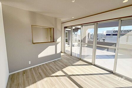 LDK約13帖ルーフバルコニーに面した大きな窓から差し込む光がお部屋の雰囲気を明るくし、開放感のあるリビングダイニングでお過ごしいただけます。［2025年12月6日撮影］