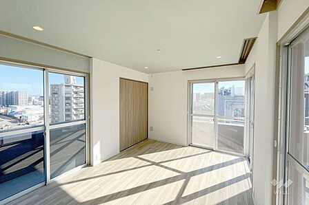 〜南側洋室約12帖〜ルーフバルコニーに面した大きな窓から差し込む光がお部屋の雰囲気を明るくし、開放感のあるお部屋でお過ごしいただけます。寝室としても十分な広さです！［2025年12月6日撮影］
