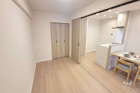 南側洋室約5.8帖あります。窓から差し込む光がお部屋の雰囲気を明るくします。ソファーやダイニングテーブルを置いて家族の憩いの場としてゆっくり過ごすことができます。［2026年1月29日撮影］