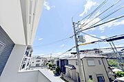 ～バルコニーからの眺め（南東方向）～周辺には高い建物がなく、通風採光良好です。前面道路がはっきり見えるので、バルコニーからお子様の帰宅を確認できます。［2026年5月29日撮影］