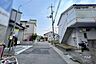 外観：～物件の西側前面道路（北側から）～・『摂陽小学校』徒歩5分！・『笹原中学校』徒歩11分！・『スーパーオオジ伊丹店』徒歩6分！・『昆陽南公園』徒歩9分！［2026年8月6日撮影］