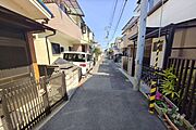 物件の北側前面道路（西側から）［2026年3月21日撮影］