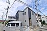 外観：～物件の外観（南東側から）～周辺は一部店舗や事務所、主に一戸建てと集合住宅が立ち並ぶ住宅地です。［2026年9月10日撮影］