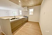 ～キッチン～カウンターキッチンから、広いリビングを見渡すことができますので、ご家族とコミュニケーションを取りながら、TVを見ながら、お料理ができます！［2026年5月21日撮影］