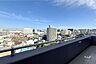 バルコニー：～バルコニーからの眺め（南東方向）～最上階で周辺には日照を遮る建物もないため陽当たり、風通りもよく、遠くの方まで見渡す事ができ、眺望良好です！開放感があり気持ちがいいお住まいとなっております。