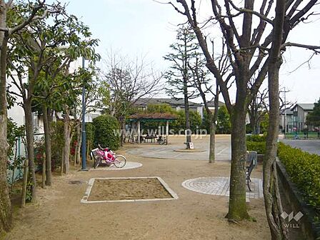 ~敷地内の公園~敷地内に公園がございますので、お散歩したり、お子様と遊んだり、ゆったりくつろいだりするのにピッタリです!すぐ近くに公園があるのは便利です!