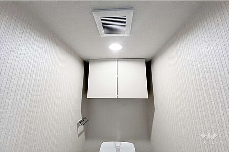 トイレの上部には吊戸棚もあるので消耗品のストックを隠して収納できますので、生活感を隠すことができますので、スッキリとするでき、大変便利になっております。［2026年7月9日撮影］