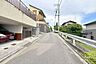 外観：物件の南側前面道路（西側から）この物件はJR福知山線「宝塚駅」から徒歩8分、『伊丹市御殿山2丁目』にあるテラスハウスです。複数駅が利用可能で、阪急宝塚線「宝塚駅」からは徒歩9分の距離にあります