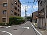 その他：敷地南側の前面道路。周辺には住宅の他、工場や倉庫が点在しています。