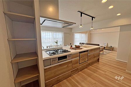 キッチンオープンキッチンとなっているため、キッチンからリビングを見渡すことができます。視覚的にも広い空間を確保出来ております。料理中にお子様の様子を見る事が可能！［2026年8月15日撮影］