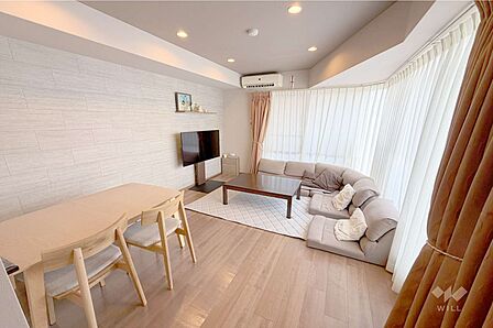 LDK約13.4帖あります。窓から差し込む光がお部屋の雰囲気を明るくします。ソファーやダイニングテーブルを置いて家族の憩いの場としてゆっくり過ごすことができます。［2026年7月28日撮影］