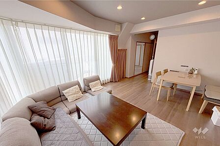 LDK約13.4帖あります。窓から差し込む光がお部屋の雰囲気を明るくします。ソファーやダイニングテーブルを置いて家族の憩いの場としてゆっくり過ごすことができます。［2026年7月28日撮影］