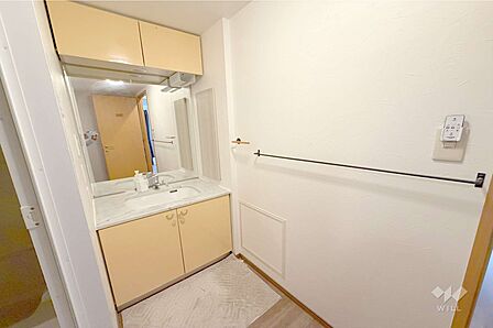 ～洗面室～大きな鏡が特徴の洗面台です！幅がございますので、2人同時に支度ができそうです！また、上下に収納がございますので生活感を隠すことができます！［2026年7月28日撮影］