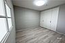子供部屋：～西側洋室約6帖～窓がついており、自然光が入ってくる気持ちの良い空間です。寝室としても、子供部屋としても十分なお部屋です！［2026年8月8日撮影］